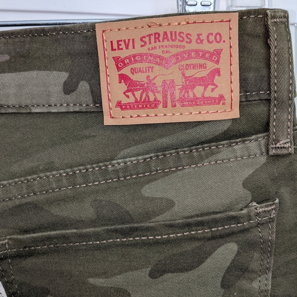 Levi's - Picture 2 of 3